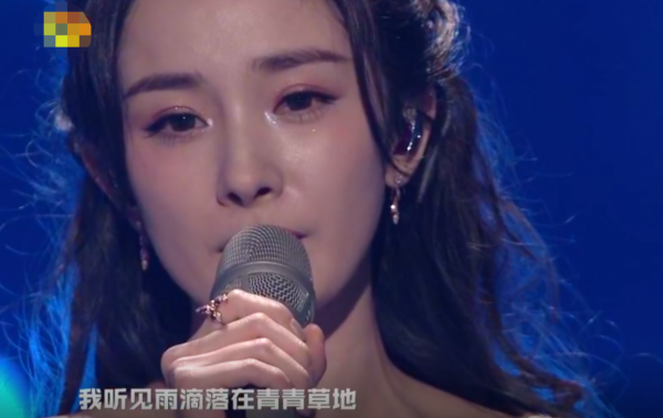 “南北”雙臺跨年：唐嫣美豔、王鷗搶鏡，楊冪眼妝像“發光眼屎”