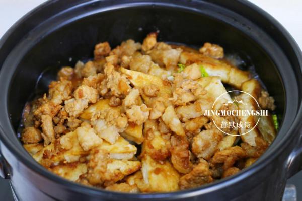 天冷了，砂鍋菜比炒菜更受歡迎，一碗料汁就能搞定，鮮甜好吃