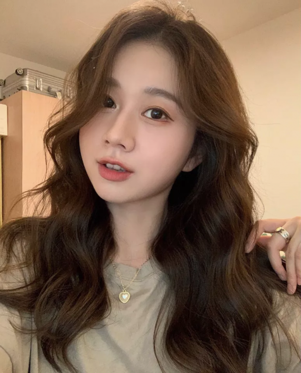 別再亂披頭髮了！這3款新年髮型才夠美夠撩人