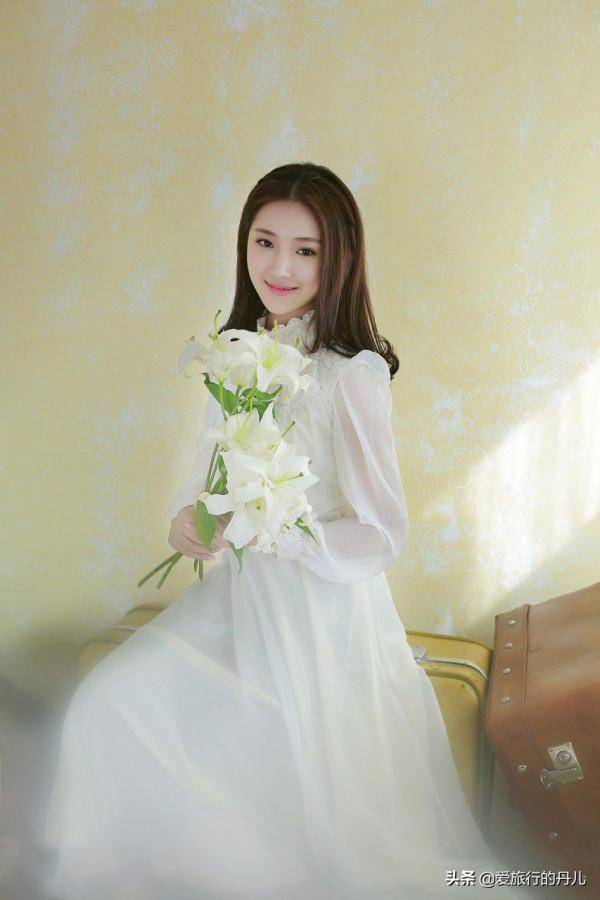 菅紉姿一襲白色小高領禮服裙，仙氣滿滿，唯美動人