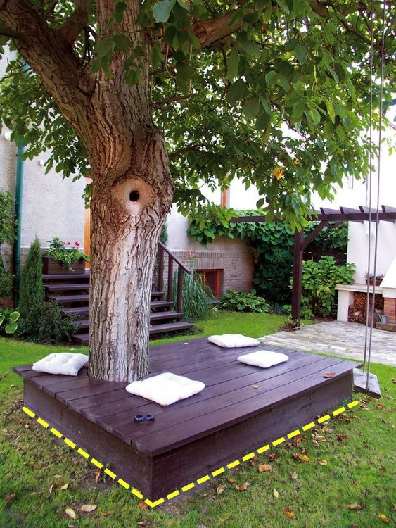 院子裡要是種了樹，就在底下圍一圈卡座地臺，睡覺乘涼給院子加分