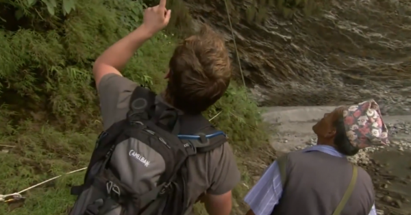 這就是尼泊爾採蜜人：懸在100米高空，被遮天蔽日的蜜蜂爬滿衣服