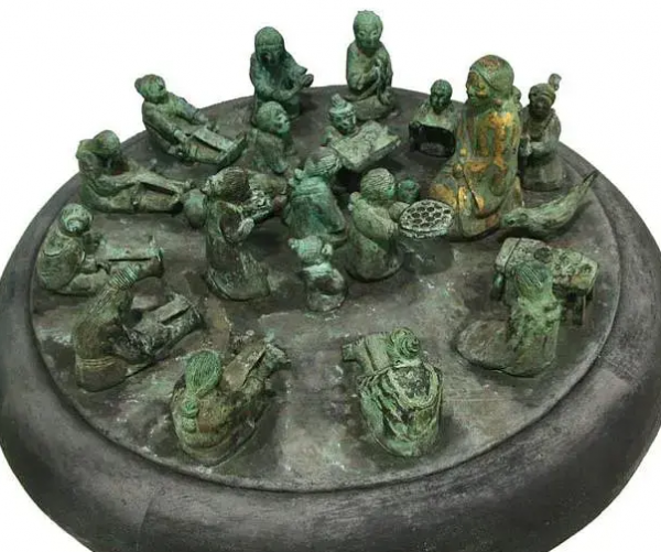 1954年雲南發現一座古墓，本以為是小墓葬，卻挖出千年前的古滇國