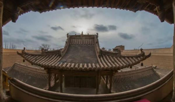 倚在民勤瑞安堡拱門，感受那片沙海綠洲的時光