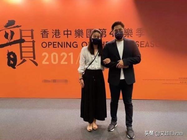 郭晶晶夫婦合體過中秋，穿黑裙挽老公做回小女人，天然的頭骨搶鏡