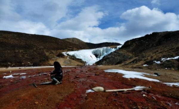 為何川藏線的路上,開始流行人們徒步滾著一個輪胎?看完漲知識了 為何川藏線的路上,開始流行人們徒步滾著一個輪胎?看完漲知識了