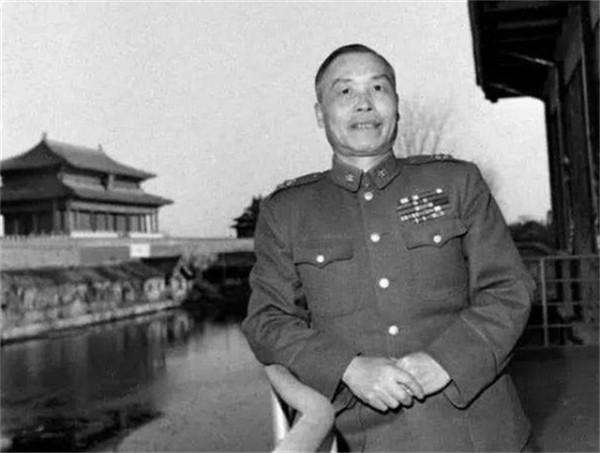 戴笠請50個漢奸吃飯，坐下後，他說：現在公開逮捕名單