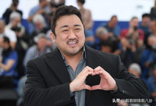 46歲安吉麗娜·朱莉穿抹胸長裙走紅毯,下巴戴金屬環,造型吸睛 46歲安吉麗娜·朱莉穿抹胸長裙走紅毯,下巴戴金屬環,造型吸睛