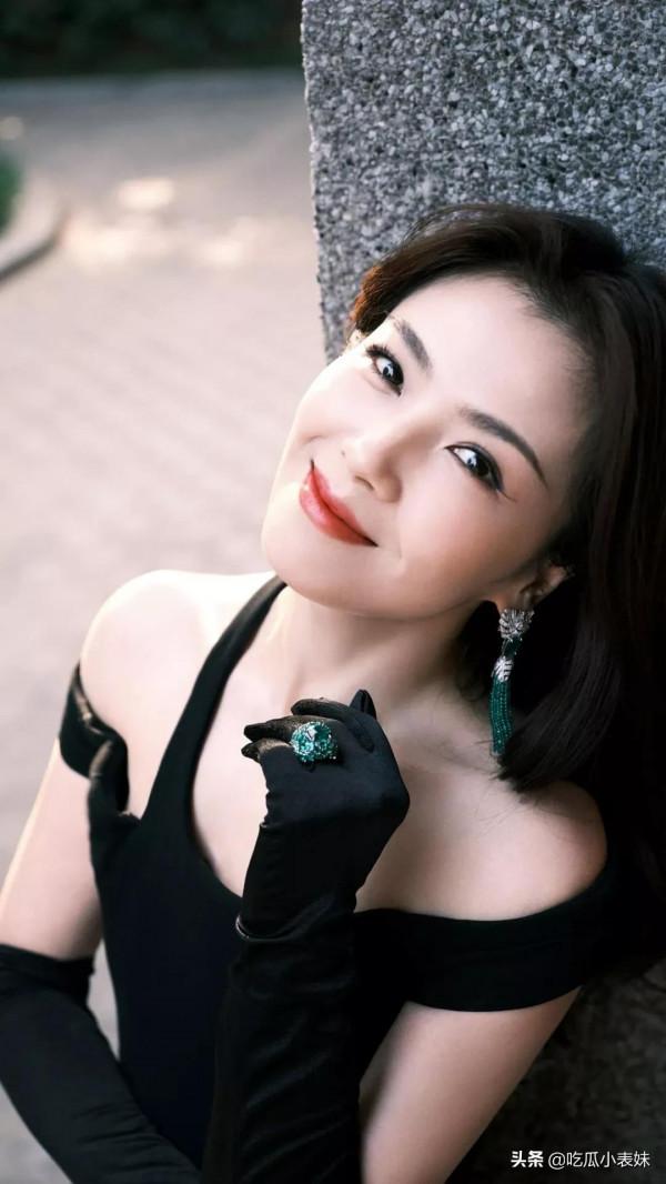 劉濤，氣質非凡，每件衣服都是那麼端莊得體