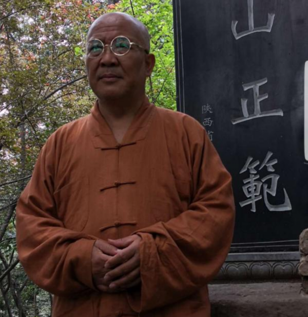 53歲畫家楊彥花費4千萬，迎娶21歲非洲大學生，生子後卻出家為僧