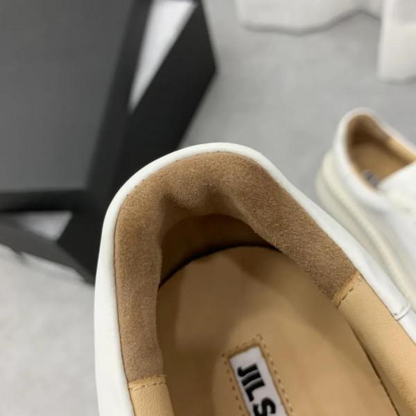 一款極簡的厚底小白鞋 一款極簡的厚底小白鞋