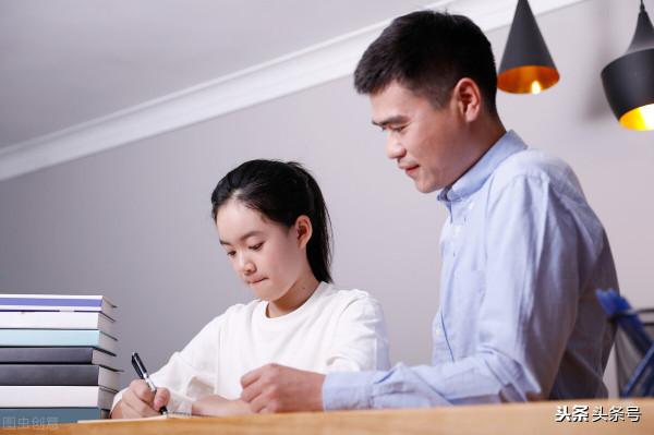 13歲女兒迷戀手機遊戲,媽媽摔壞手機,她離家出走遇上三個男網友 13歲女兒迷戀手機遊戲,媽媽摔壞手機,她離家出走遇上三個男網友