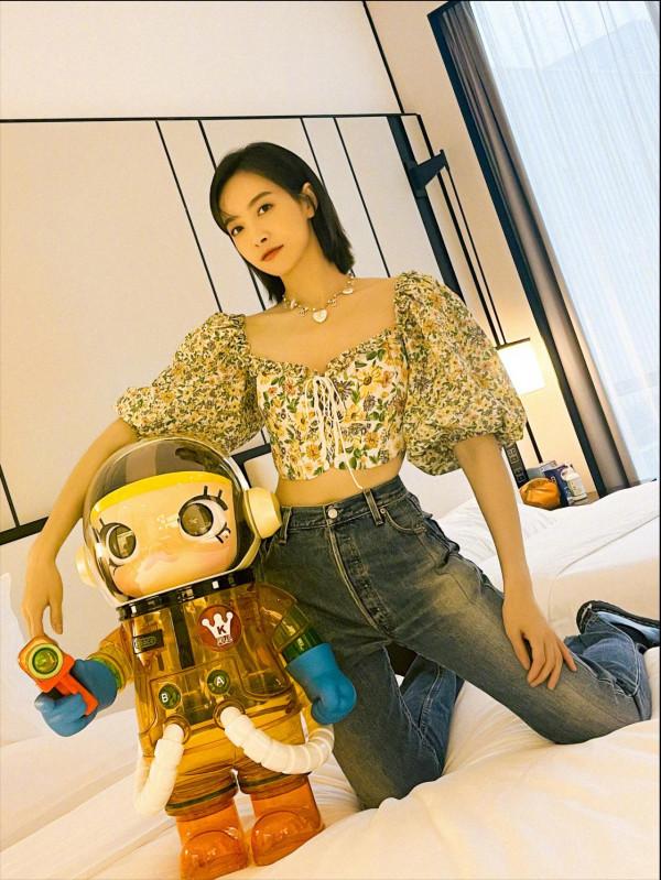 宋茜穿格子連衣裙拍大片,僅憑一把木椅做道具,卻拍出了國際範兒 宋茜穿格子連衣裙拍大片,僅憑一把木椅做道具,卻拍出了國際範兒