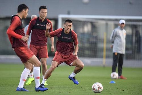 上午9點!新華社曝出爭議猛料:中國男足再遭質疑,球迷罵聲一片 上午9點!新華社曝出爭議猛料:中國男足再遭質疑,球迷罵聲一片