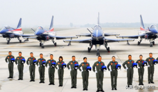 戰機飛行員中，為何除了軍官還是軍官？他們的軍銜還都很高？