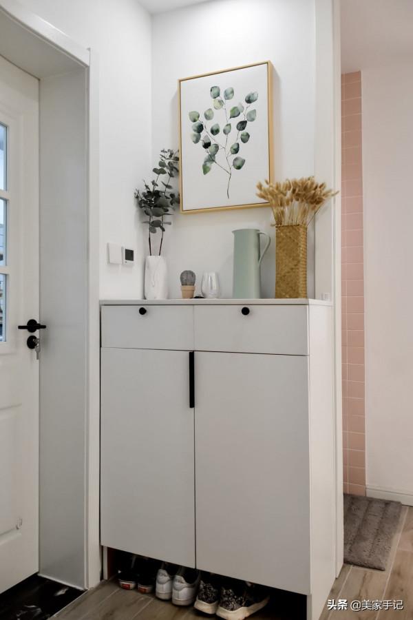 32歲阿姨的窮裝新房火了，大白牆不弔頂，軟裝的力量實在是太強大