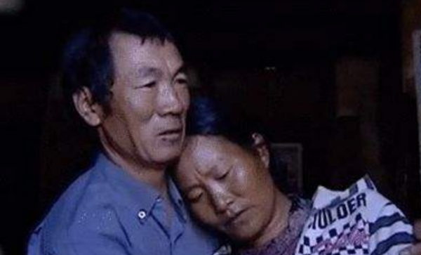 用鐵鏈將妻子鎖在豬圈11年，還想賣女兒，卻被稱絕世好男人