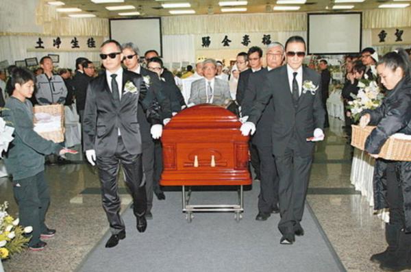 他是王晶的父親，港片的祖師爺，去世時能讓謝賢黃日華為其扶靈