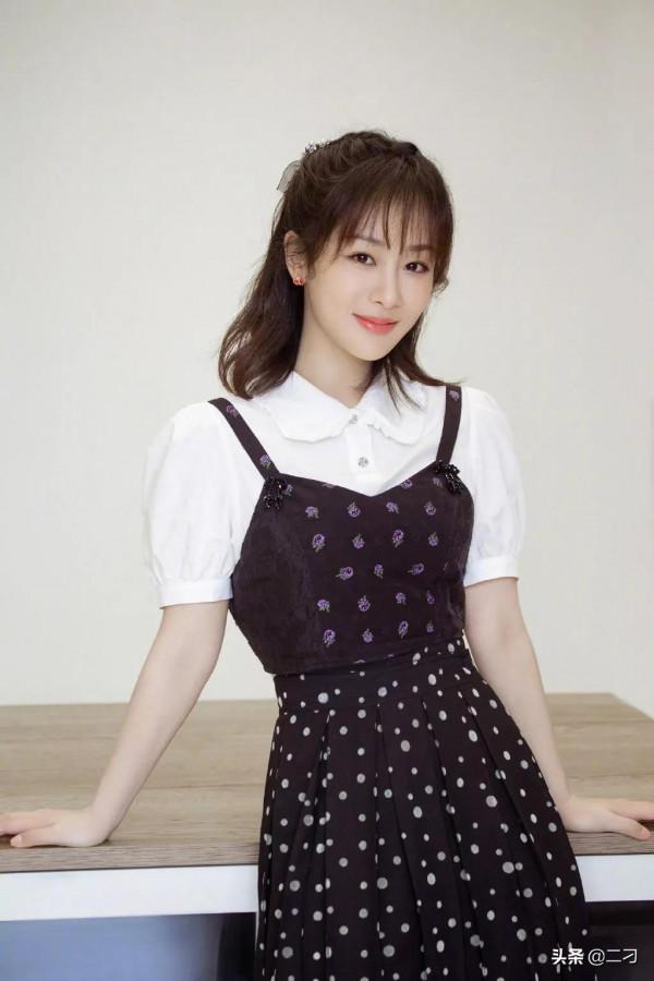 楊紫活動造型 黑白經典搭配烘托少女的俏皮靈動