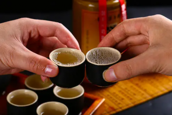 中國6大“裸瓶白酒”，普通人瞧不上，卻都是不加一滴酒精的純釀