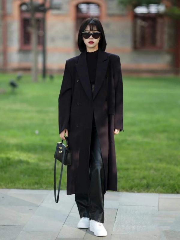 優雅女人常備的4條褲子，你有幾條？時髦顯瘦，配大衣很貴氣