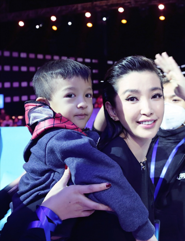 李冰冰的妹妹李雪才是真狠人，事業家庭兩全，一雙兒女帥氣漂亮