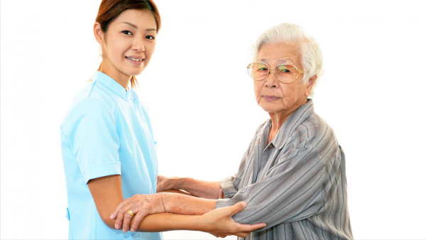 72歲大爺傾訴：僱用住家保姆前，一定要和保姆談好這3個條件