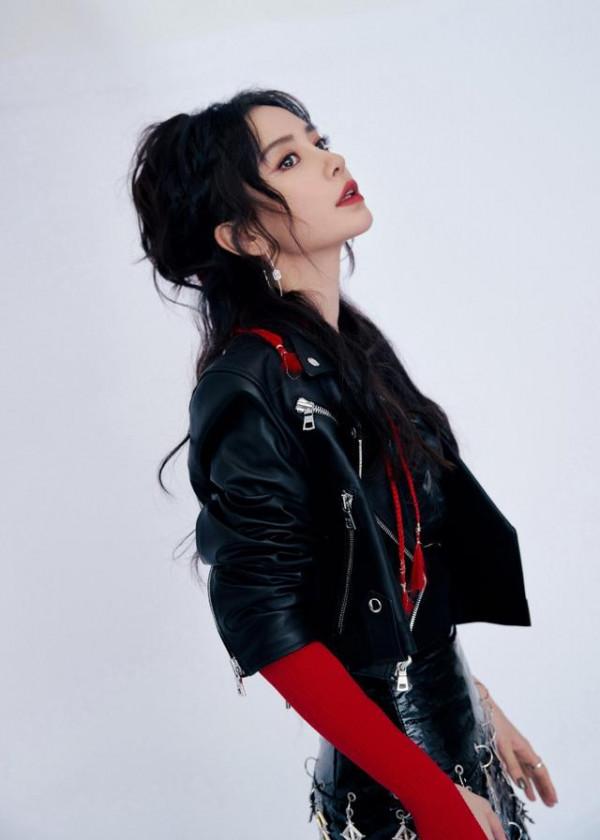 “沸騰之夜”baby和黑豹樂隊合作，穿皮衣皮裙搖滾範十足，姐真酷
