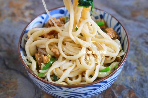 掌握好面水比例，輕鬆做手擀麵，面香濃郁，2塊錢全家夠吃