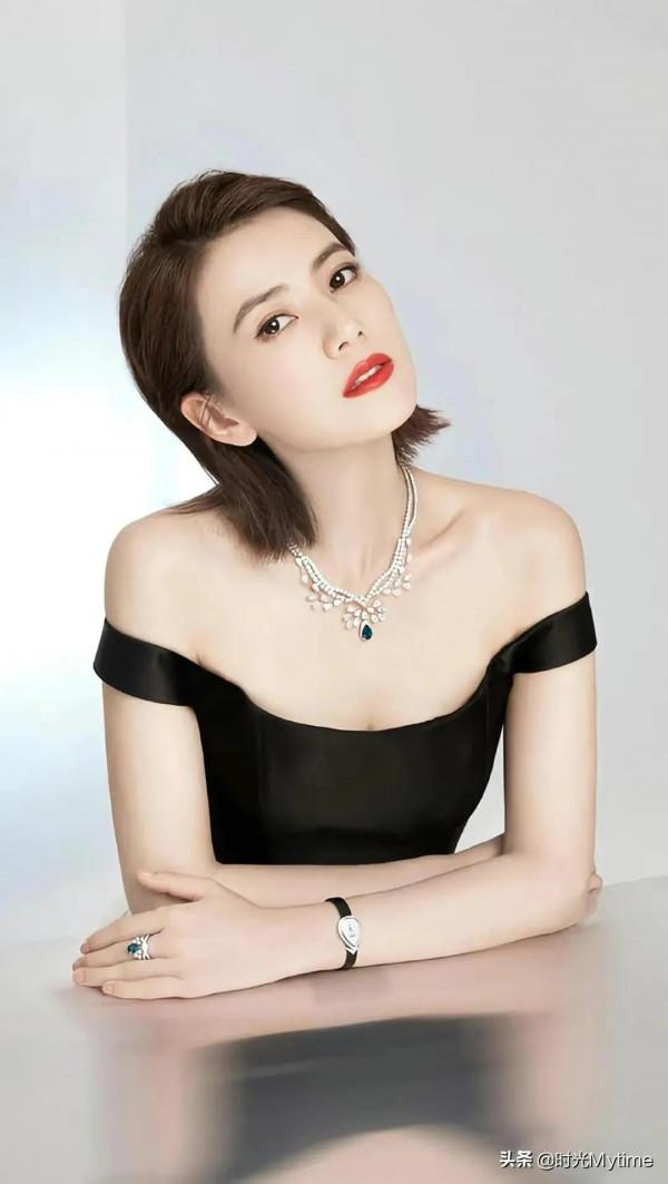 滿目春光桃李綻，詩音雅苑韻弦逍