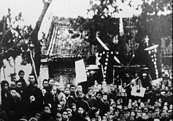 一張讓人淚目的全家福:拍照時烈士已犧牲,妻子用身體支撐著他 一張讓人淚目的全家福:拍照時烈士已犧牲,妻子用身體支撐著他