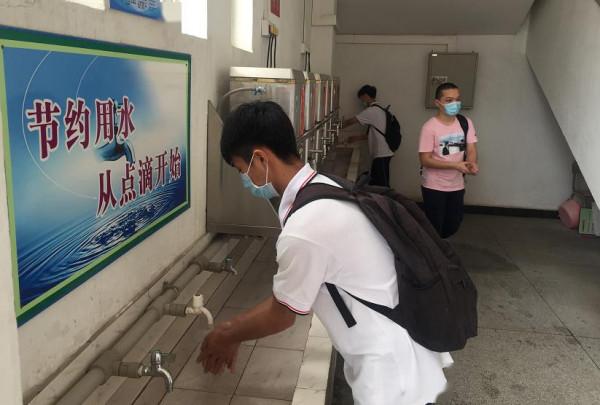 大學教授怒批家長接送,稱之為“巨嬰式養娃”,遭到家長霸氣回懟 大學教授怒批家長接送,稱之為“巨嬰式養娃”,遭到家長霸氣回懟