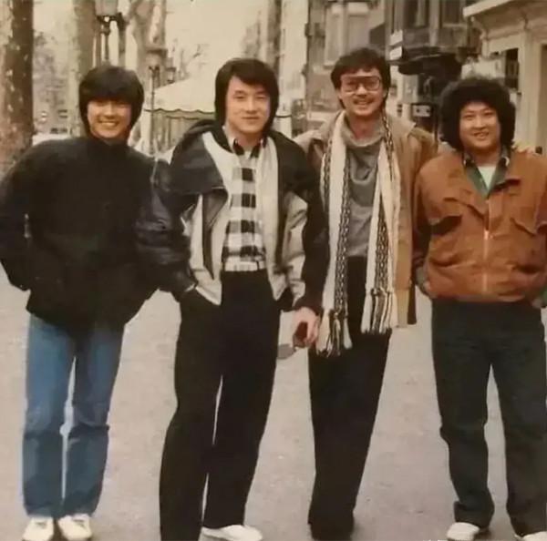 這張老照片只認得出成龍和賈玲，其他兩個是誰？