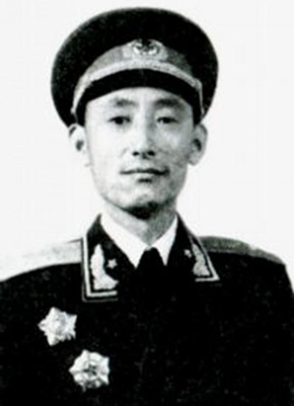 他當了八年總政治部副主任,37歲授少將,兒子是少將,親家是上將 他當了八年總政治部副主任,37歲授少將,兒子是少將,親家是上將