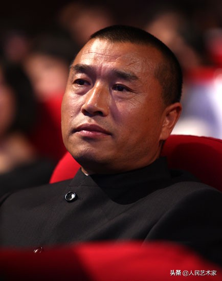 從《激情燃燒的歲月》到《士兵突擊》《我的團長我的團》,他將男人戲拍到極致 從《激情燃燒的歲月》到《士兵突擊》《我的團長我的團》,他將男人戲拍到極致