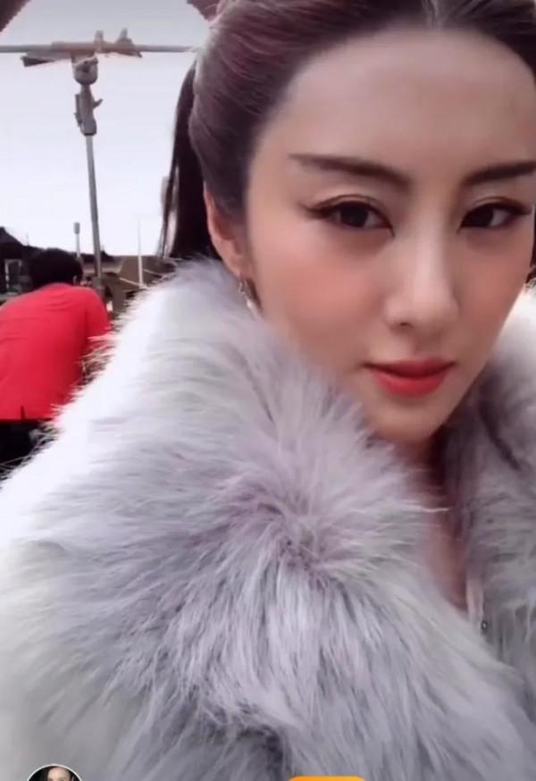 39歲“白素”復出拍戲,判若兩人再也不是《少年王》裡的白月光 39歲“白素”復出拍戲,判若兩人再也不是《少年王》裡的白月光