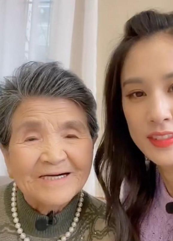 黃聖依帶80歲婆婆直播引爭議,全程喊叫賣貨,婆婆一臉疲憊無人理 黃聖依帶80歲婆婆直播引爭議,全程喊叫賣貨,婆婆一臉疲憊無人理