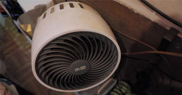 香港54歲大叔住6㎡劏房:蝸居生活大半輩子,夏天太熱得用4臺電扇 香港54歲大叔住6㎡劏房:蝸居生活大半輩子,夏天太熱得用4臺電扇