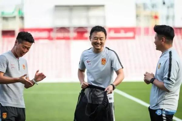 越搞越複雜！備戰小組足協主教練助教四層疊加，整出個近百人國足