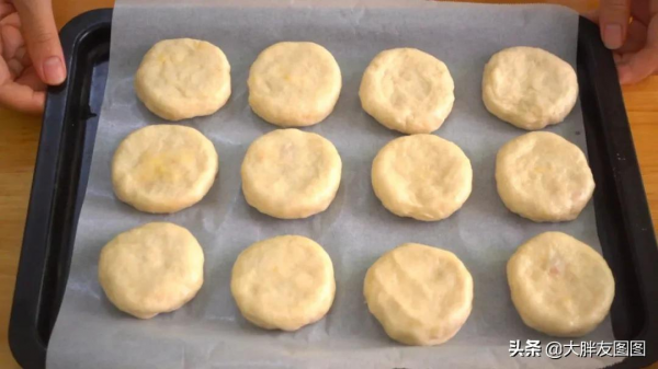 2斤無糖綠豆餅，一出爐就搶光了，皮薄餡大，沒有烤箱也能做