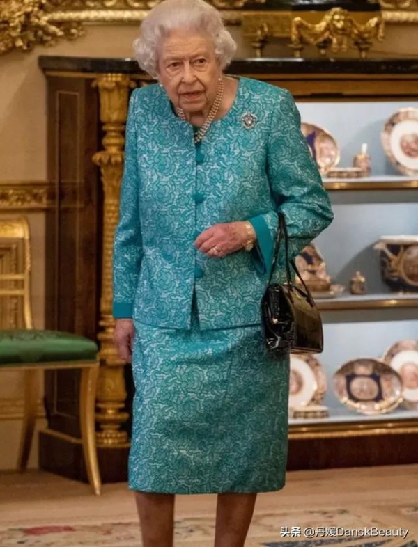 女王取消了聖誕午宴，第一個沒有親王陪伴的聖誕節