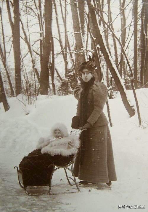 痛恨包辦婚姻想要嫁給愛情，梅麗塔有幸都嘗試了一番，卻鬱鬱而終