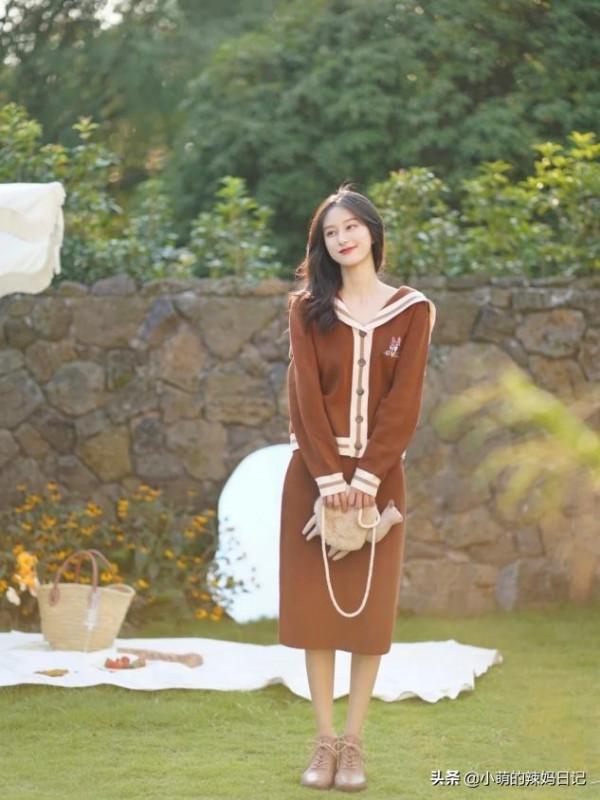 憑什麼秋冬一定要穿黑白灰？最實用的“亮色”搭配指南，請收藏