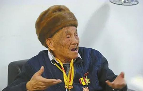 抗戰老兵61歲生下一子，年近百歲兒子卻欠錢失聯，身陷被催債困境