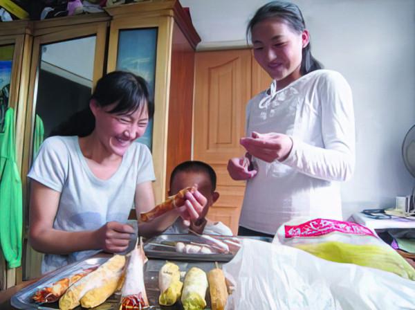 父親離家，母親殘疾，小小年紀擺攤賣烤串，自救之路令人淚奔