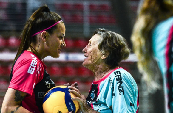 不服老！85歲奶奶復出征戰巴西女排聯賽，開局首分展現不俗功力