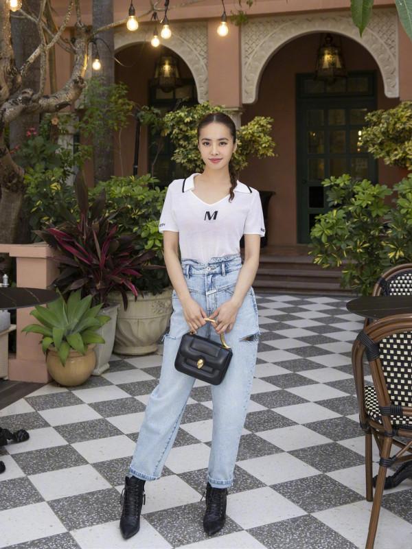 41歲的蔡依林真會穿，高腰T恤配破洞牛仔，減齡時尚還顯腿長