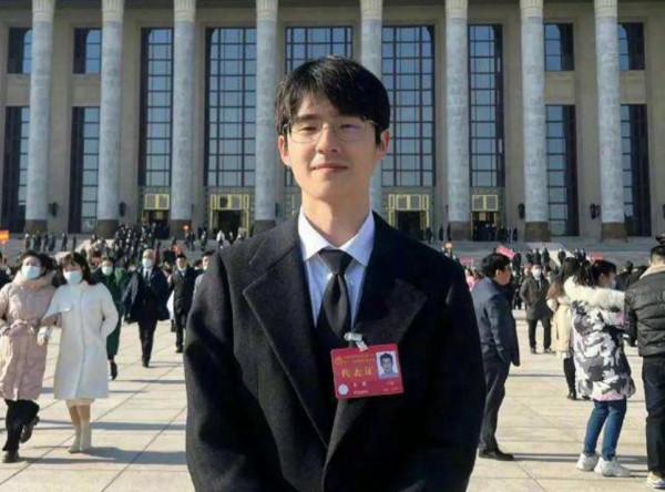 關曉彤考編上岸，鹿少落榜3次，明星也逃不過“鐵飯碗”真香定律