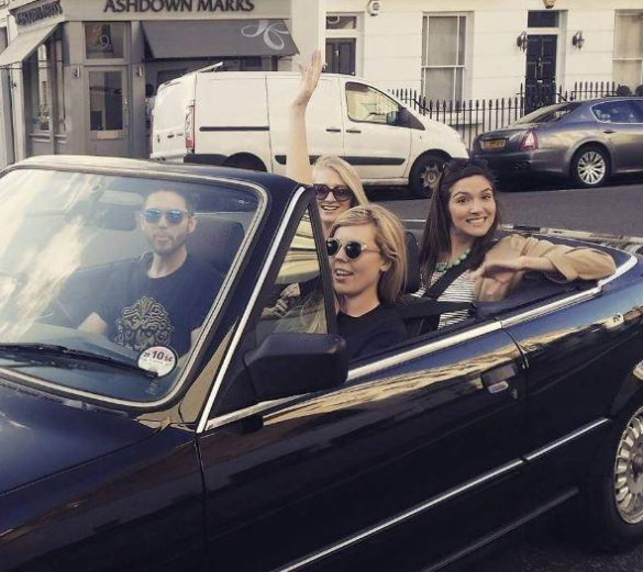 英國首相夫人：擠走高顏值前妻，戴鴿子蛋大鑽戒，齙牙妹憑什麼