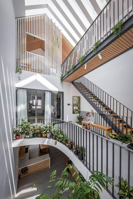 越南一棟房子4、5層,又高又窄,為什麼要把臥室分佈在天井兩側? 越南一棟房子4、5層,又高又窄,為什麼要把臥室分佈在天井兩側?